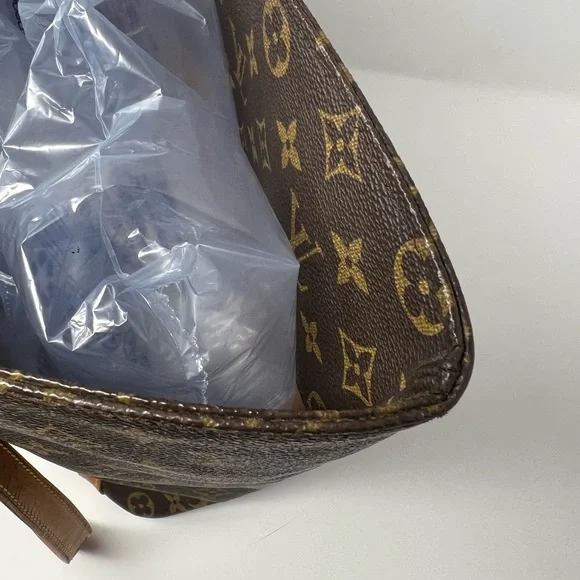 LOUIS VUITTON Monogram Canvas Sac
Shopping Tote - Picture 4 of 16
